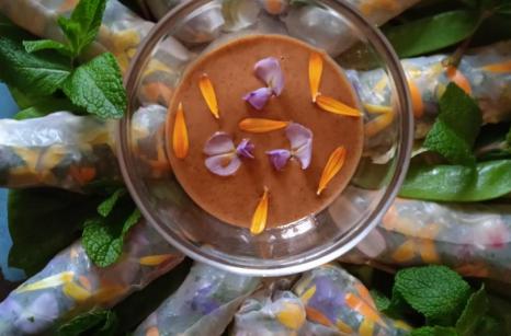 Roulé de printemps avec plante sauvage